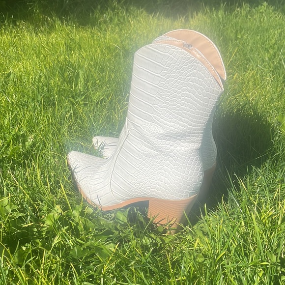 Lulus white booties - Picture 2 of 2